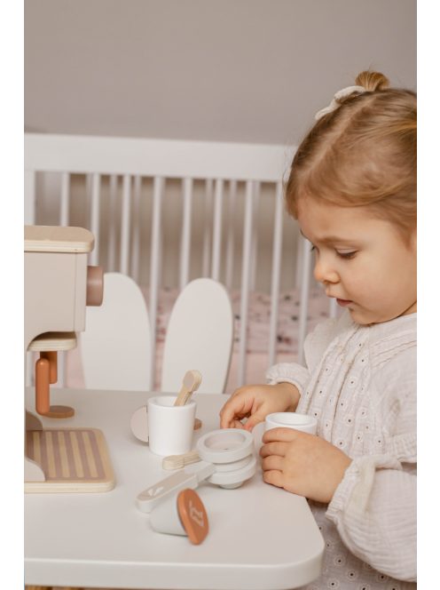 Label Label kávéfőző szett kiegészítőkkel, nugát színben - Fa játék szerepjáték