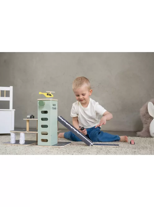 Emeletes fa parkolóház lifttel és járművekkel Jabadabado