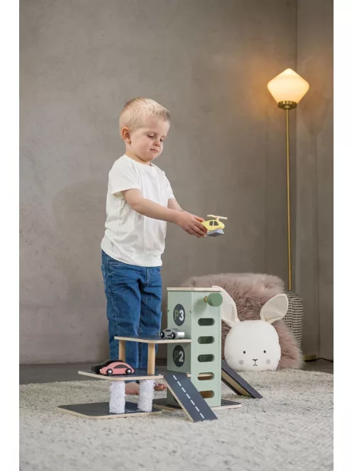 Emeletes fa parkolóház lifttel és járművekkel Jabadabado